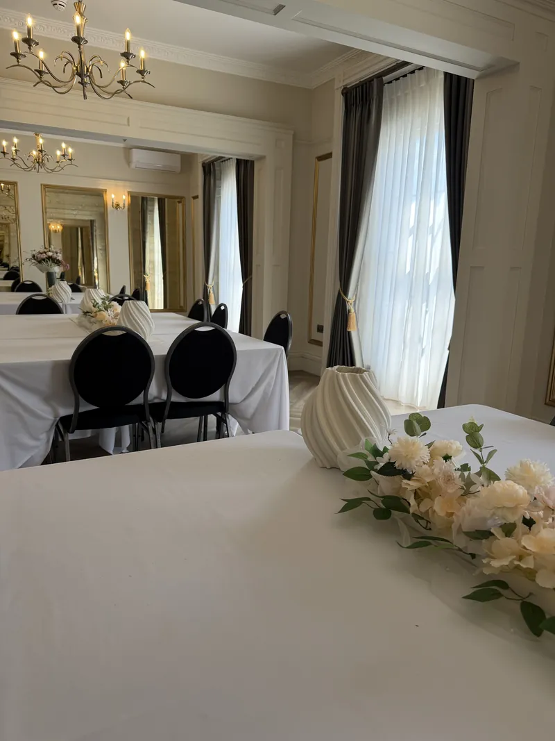 White orchids on a table in Orchidée