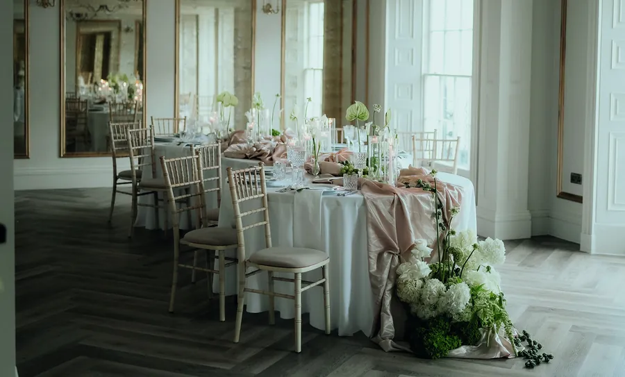 Orchidée set with linen, gold chairs and flowers
