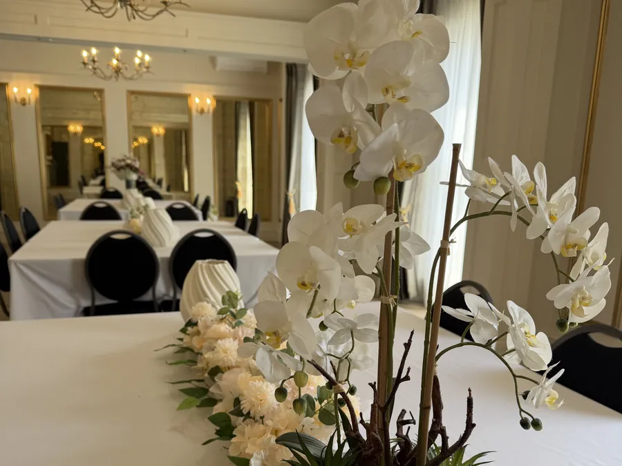 White orchids on a table in Orchidée
